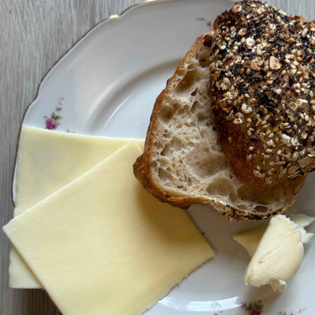 Smurt bolle med smør og ost