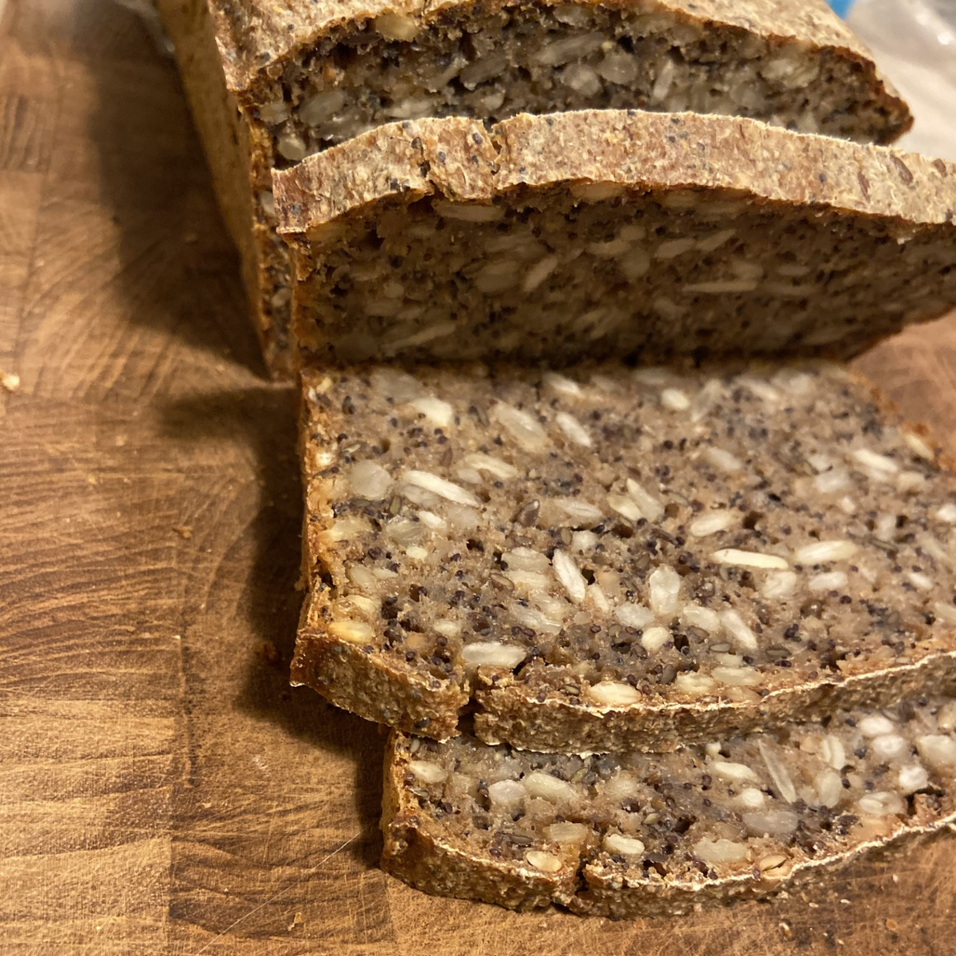 Surdejsrugbrød med kerner