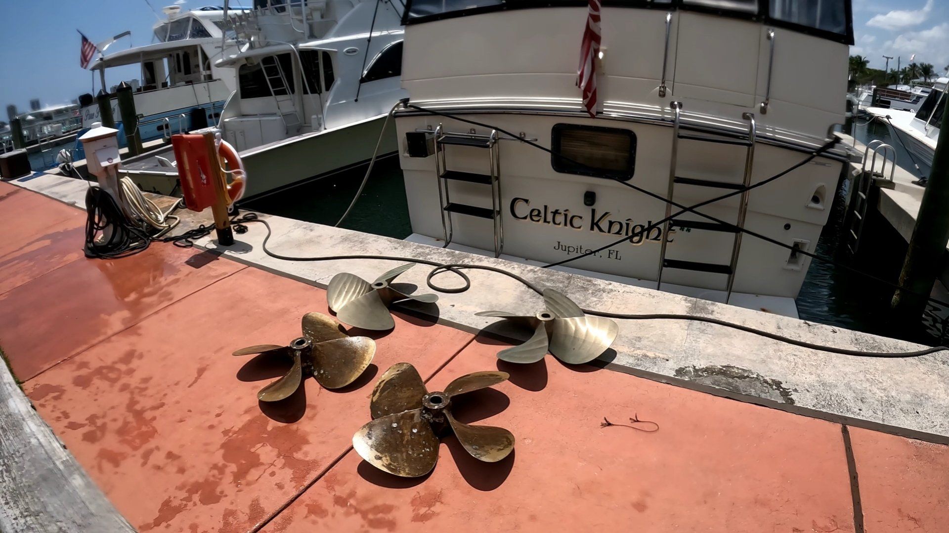 A hull diver shows the four 28