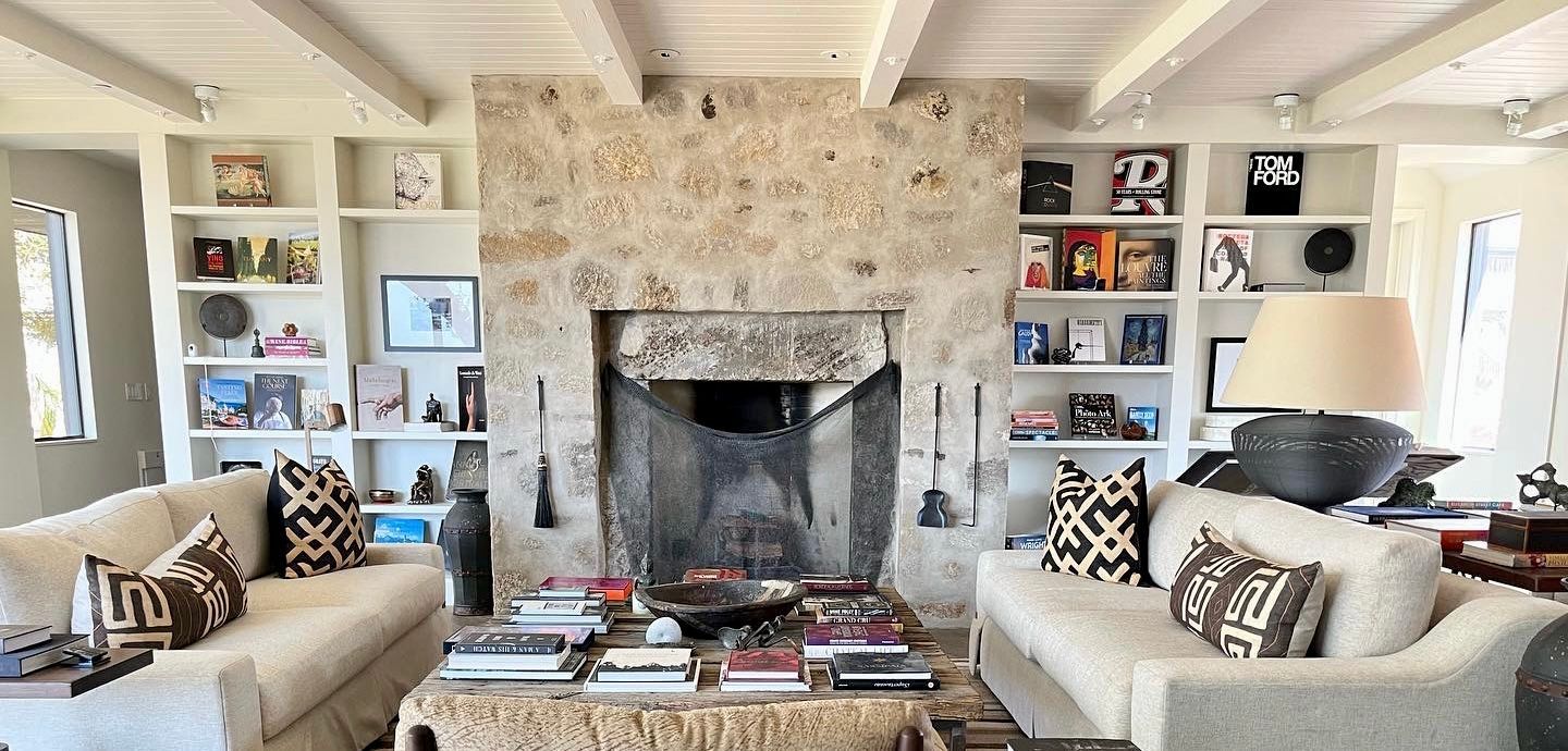 A living room filled with furniture and a fireplace.
