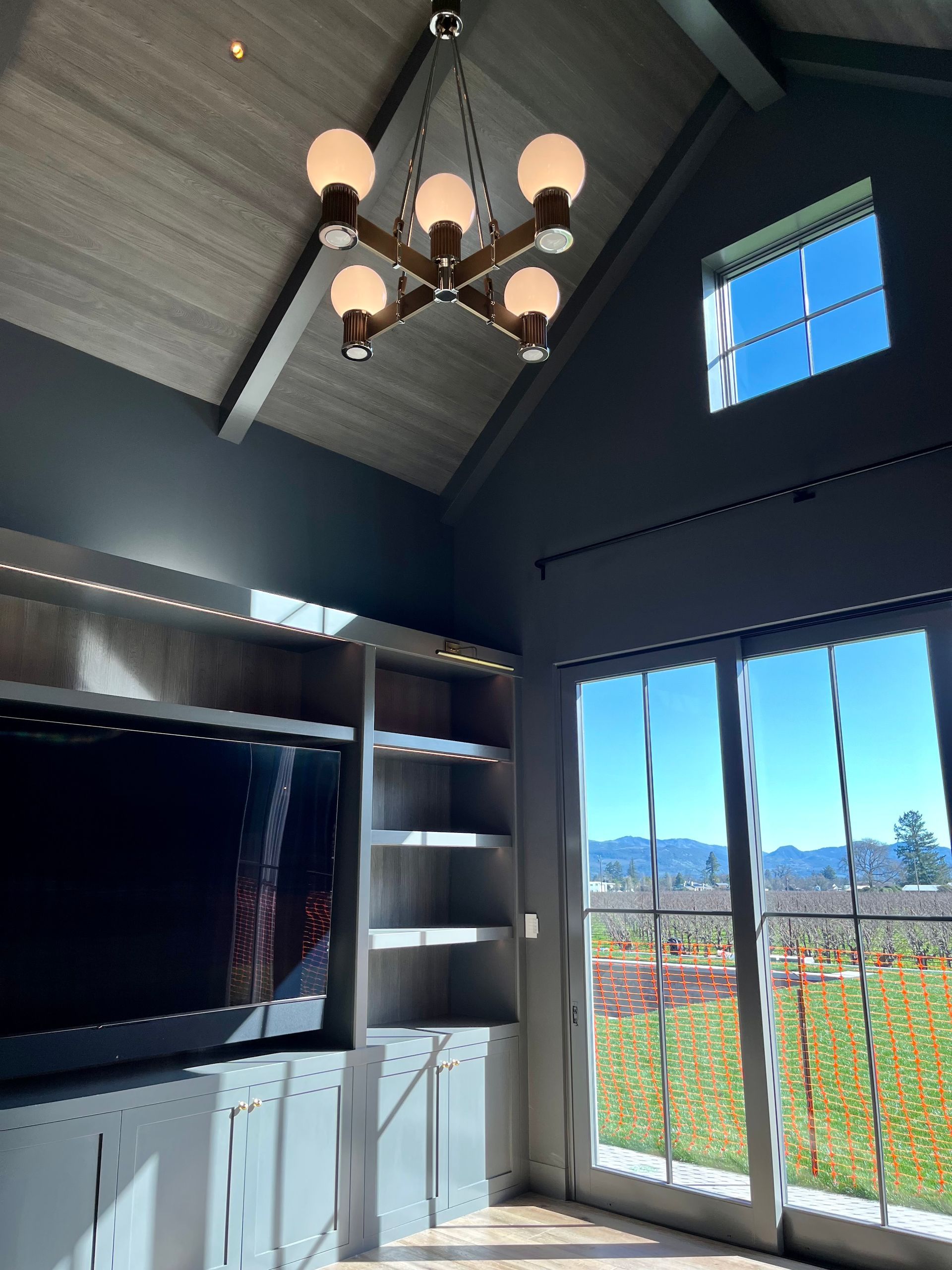 A living room with a chandelier hanging from the ceiling