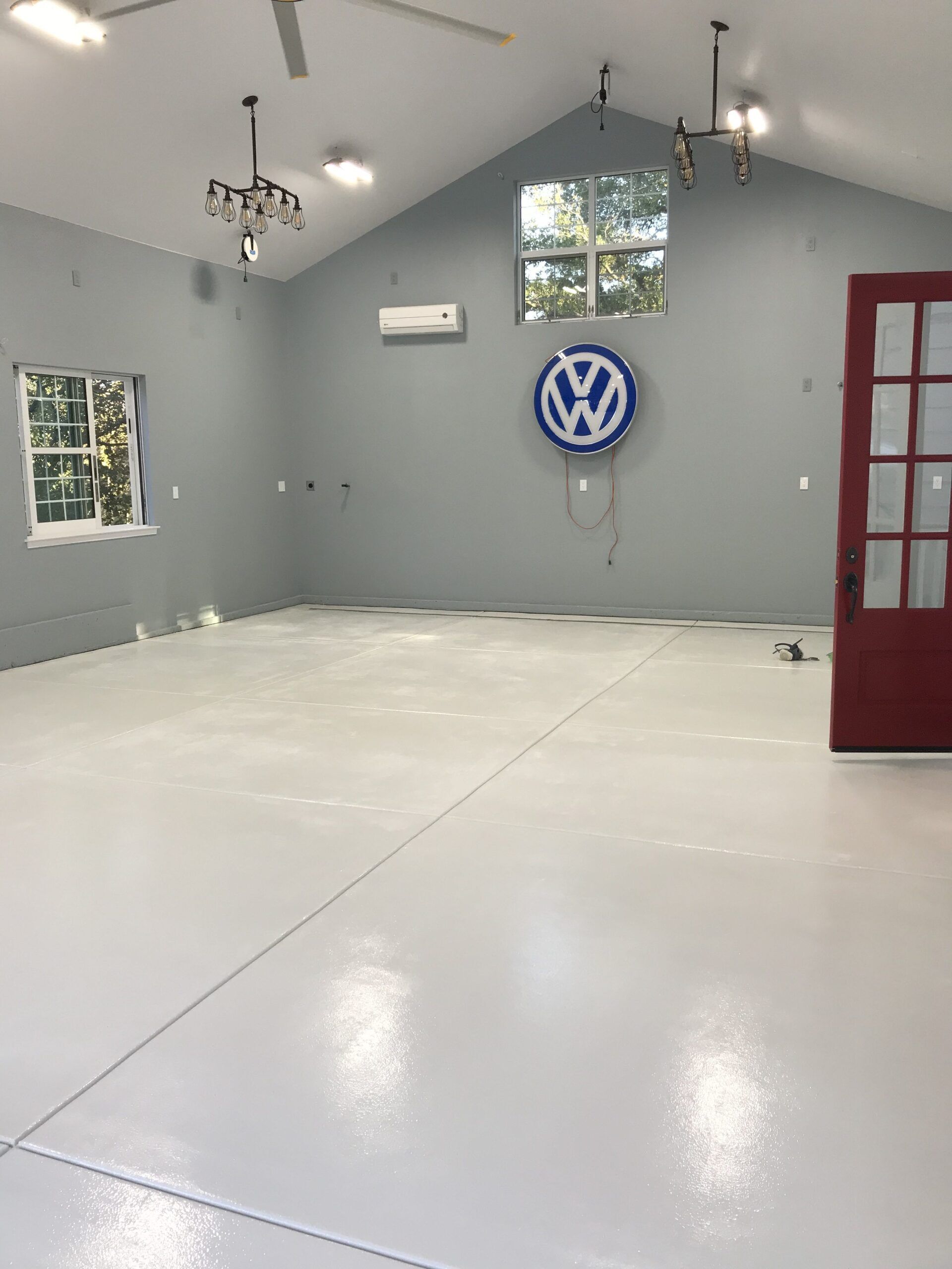An empty room with a volkswagen logo on the wall
