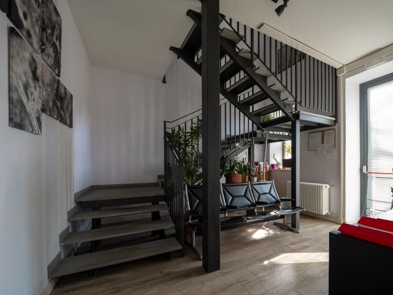 Un soggiorno con una scala che porta al secondo piano.