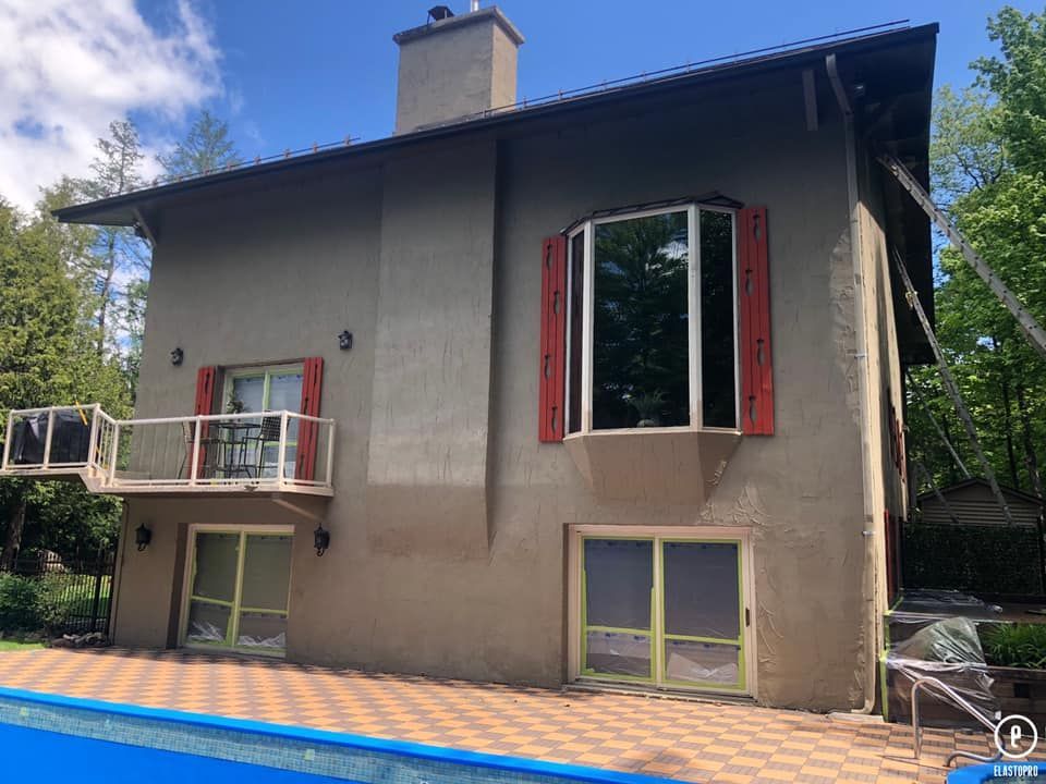une grande maison avec une piscine devant