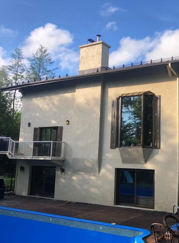 une maison avec une piscine devant