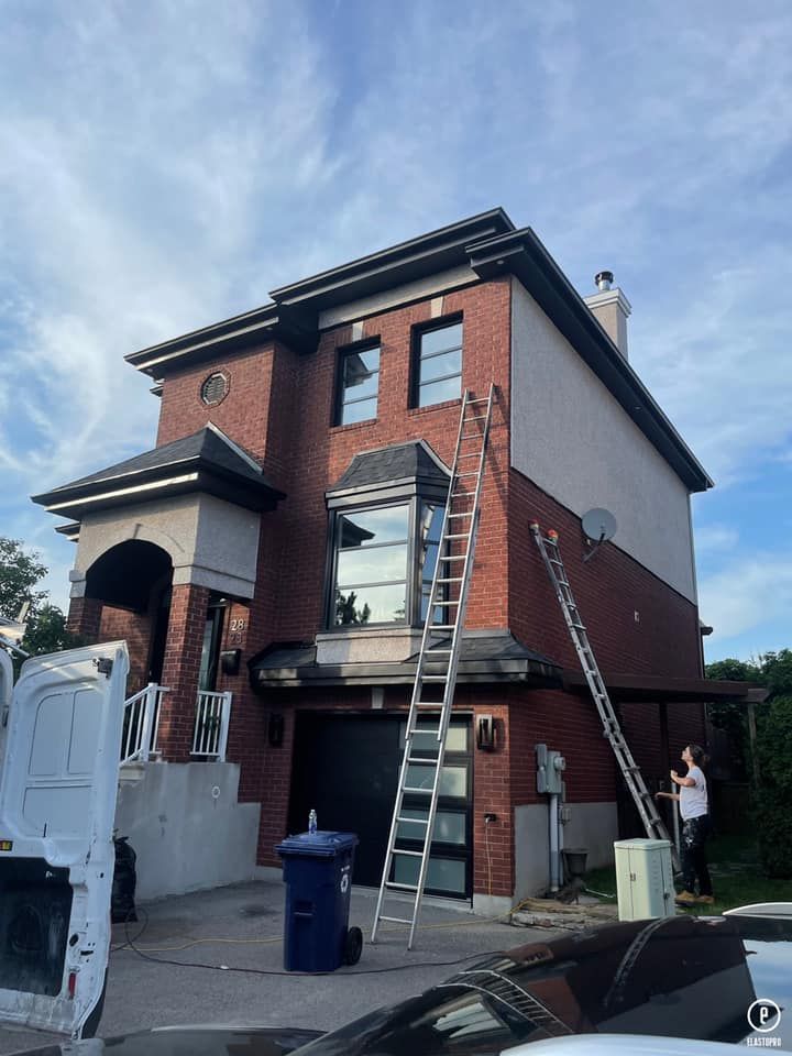 une camionnette blanche est garée devant une grande maison en brique