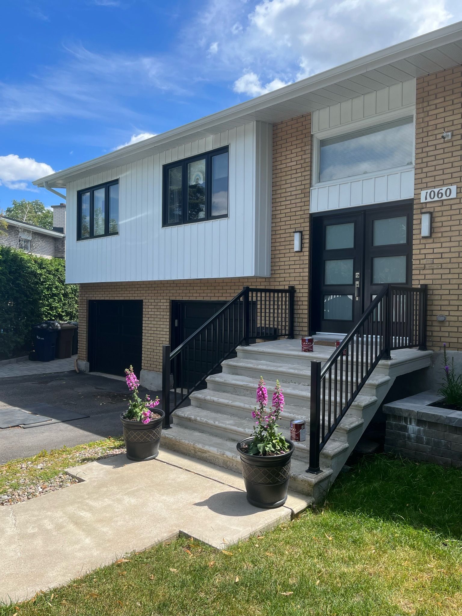 une maison avec des escaliers menant à la porte d'entrée.