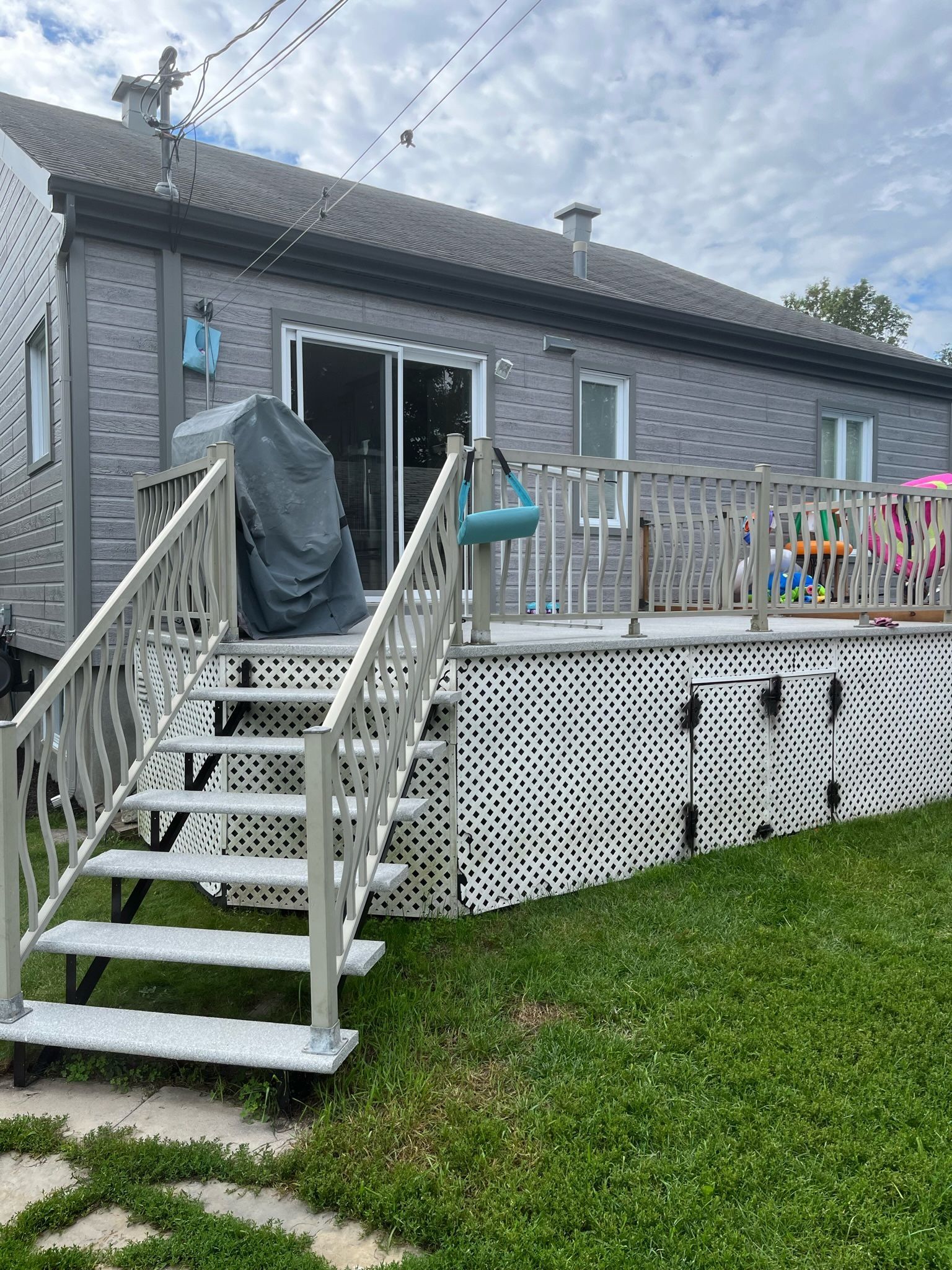 il y a des escaliers menant à une terrasse dans la cour d'une maison.
