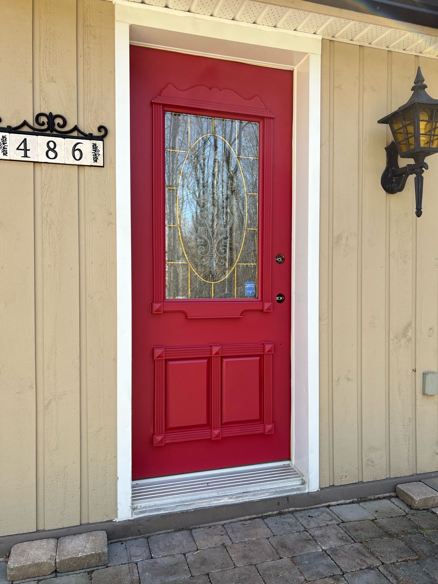 une porte rouge avec le numéro 4486 dessus