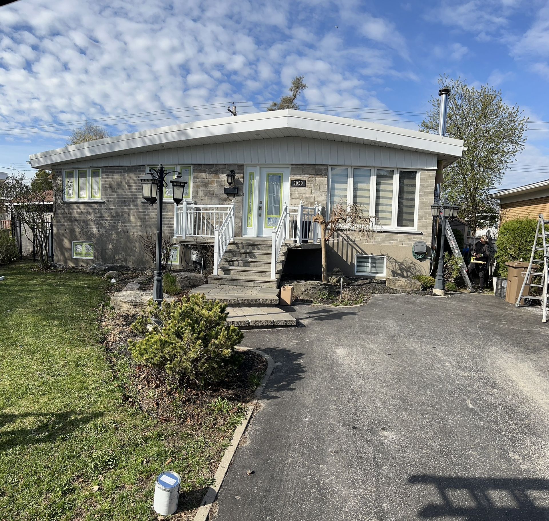 une maison avec des escaliers menant à l'avant