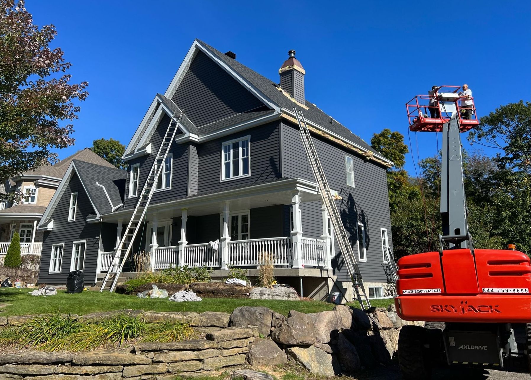 une grande maison en travaux de toiture 