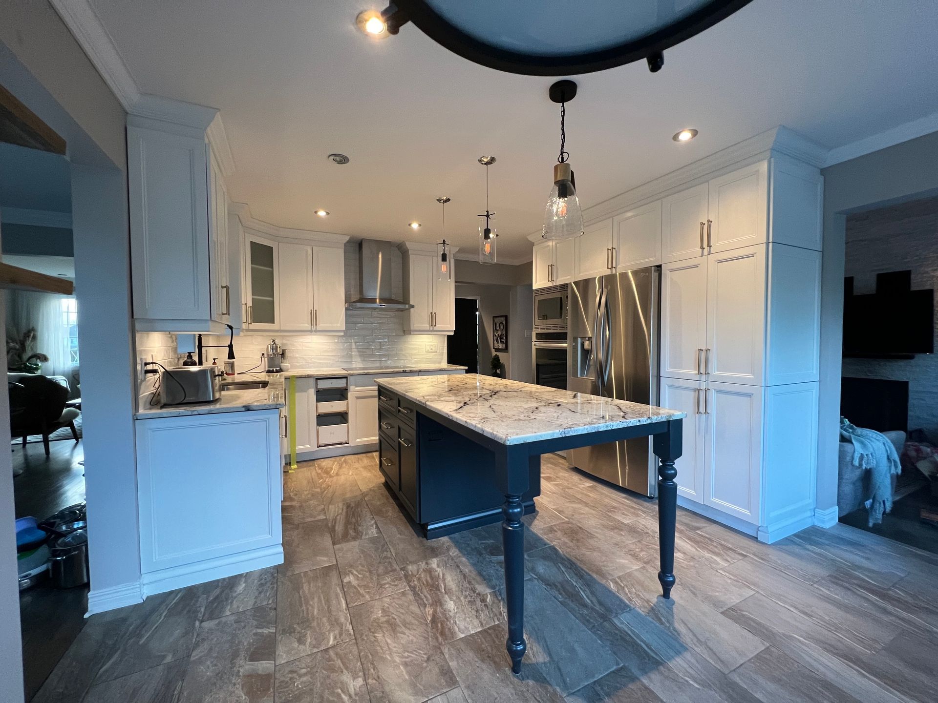 une grande maison avec un toit gris et une porte de garage noire