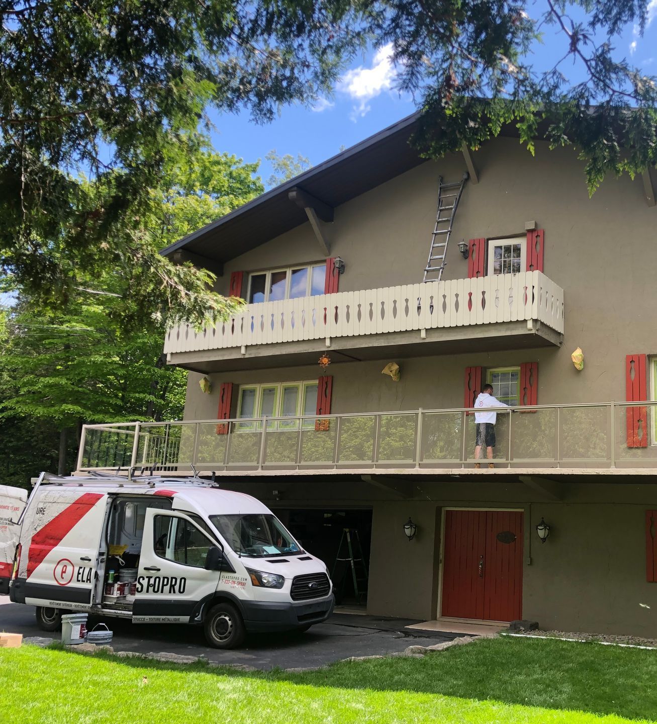 une grande maison avec une camionnette garée devant