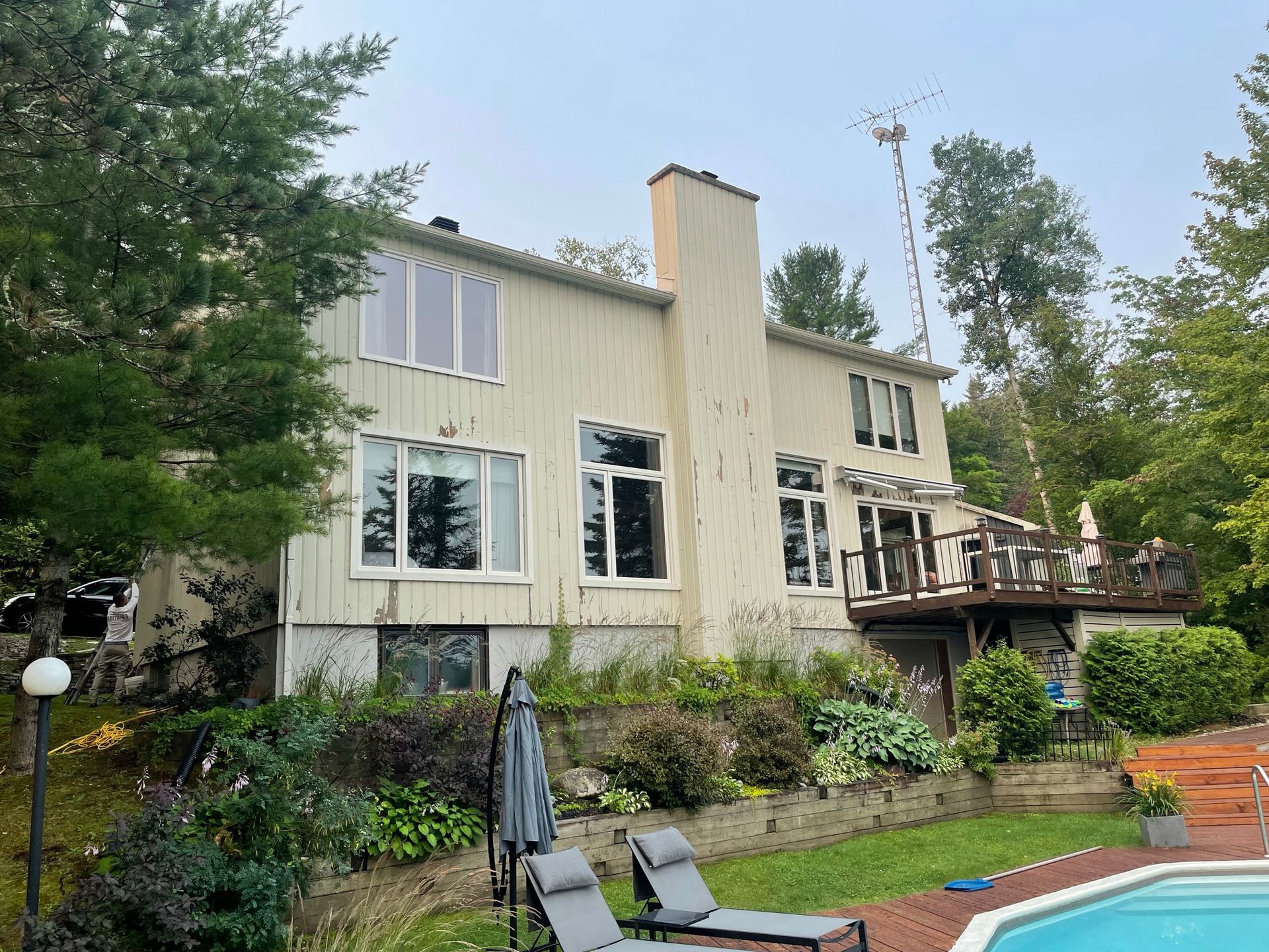 une grande maison en travaux de toiture