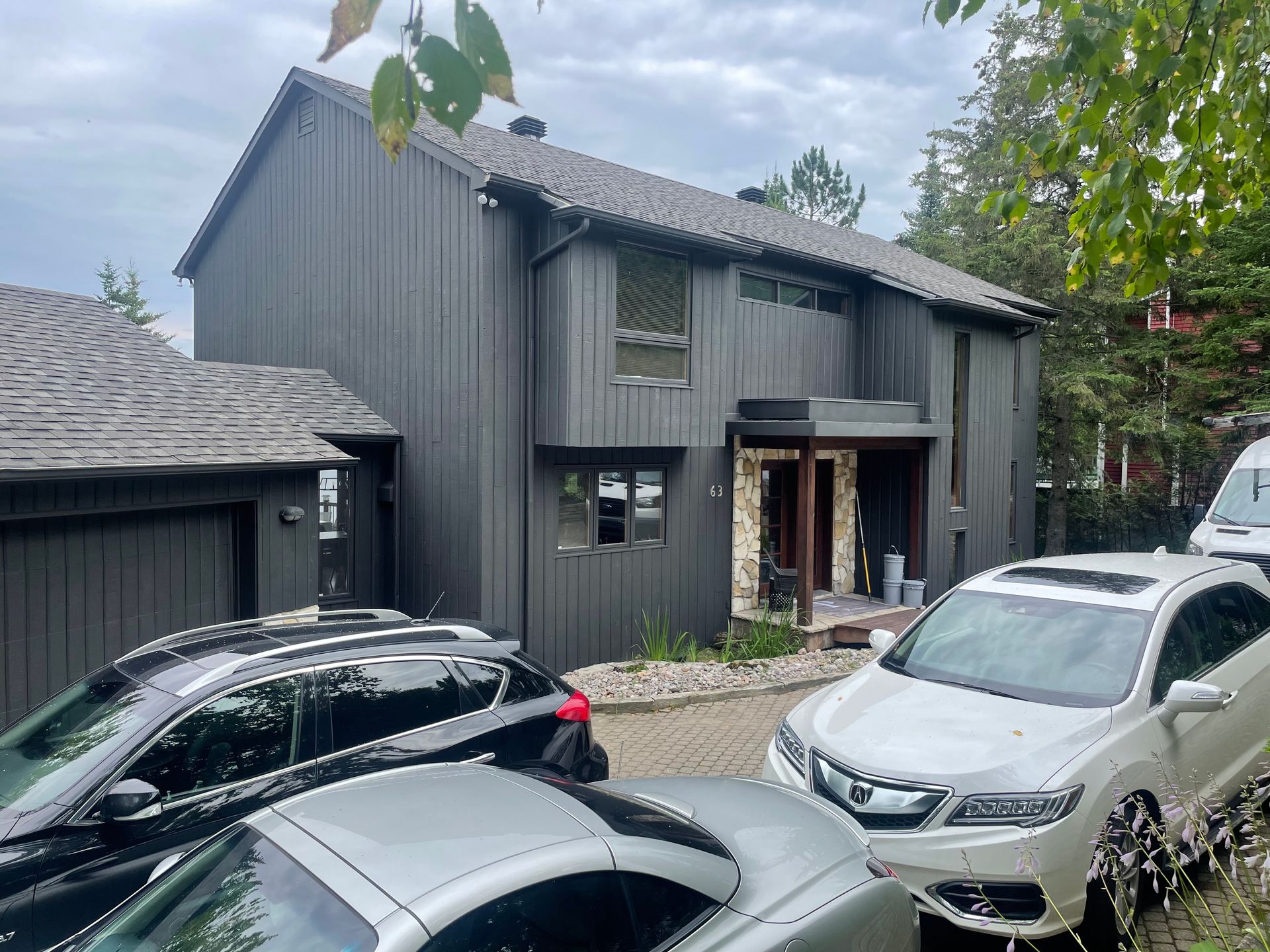 quelques voitures sont garées devant une maison.