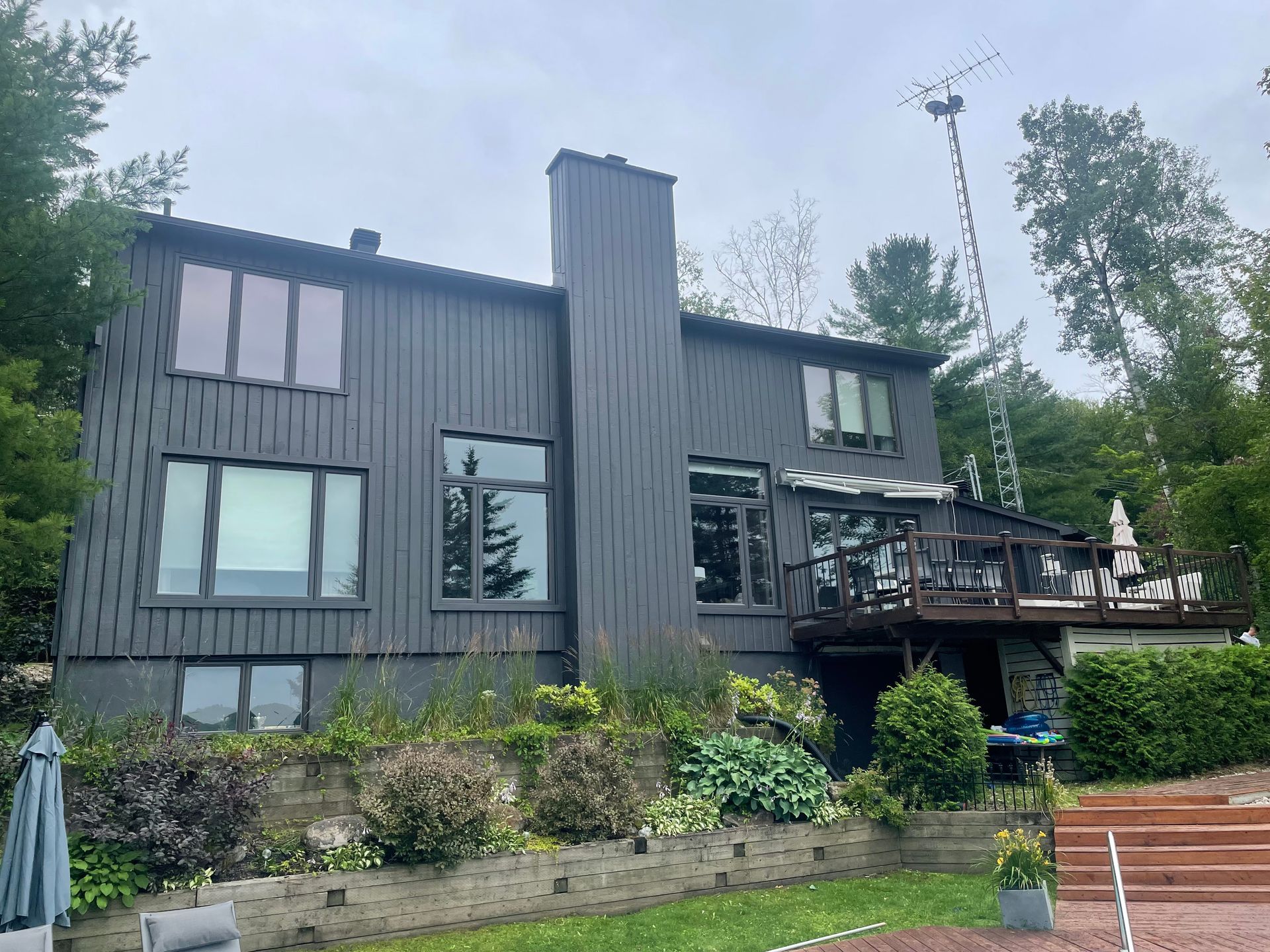 un immeuble en travaux de toiture