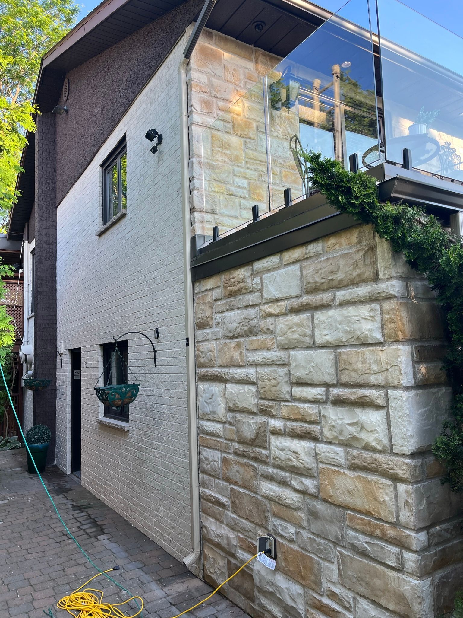 le côté d'une maison avec un mur de en pierre