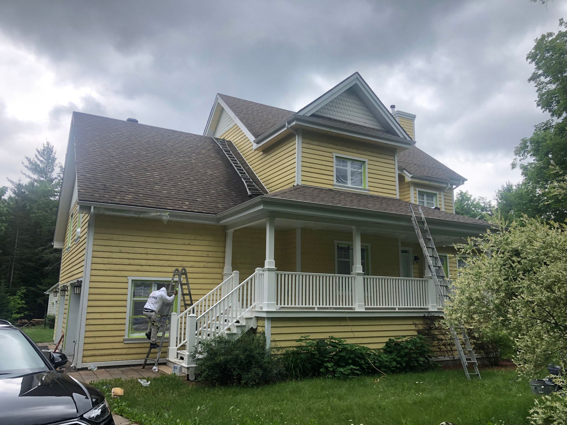un homme qui pose le toit d'une maison