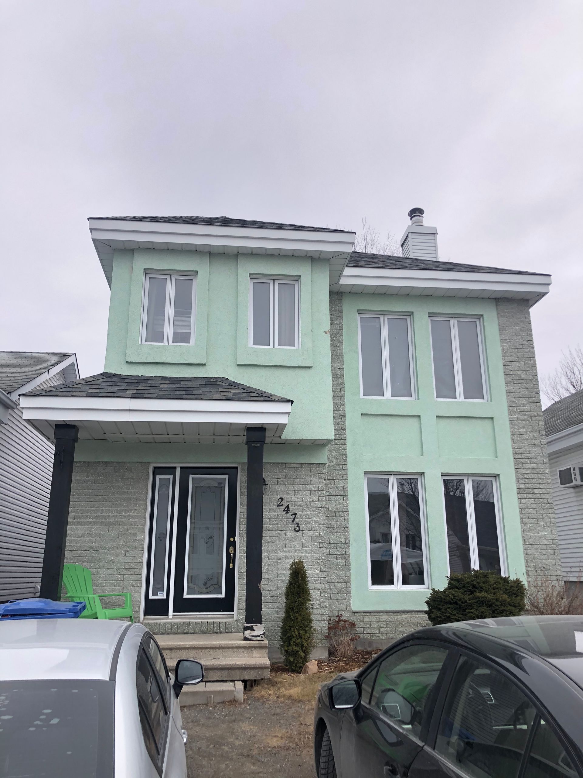 une serre avec une voiture garée devant.