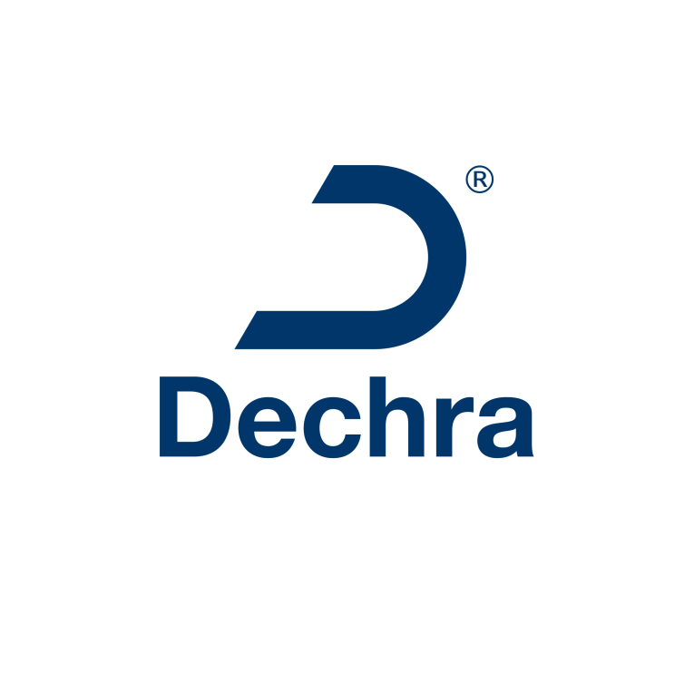 O logotipo da dechra é azul e branco em um fundo branco.