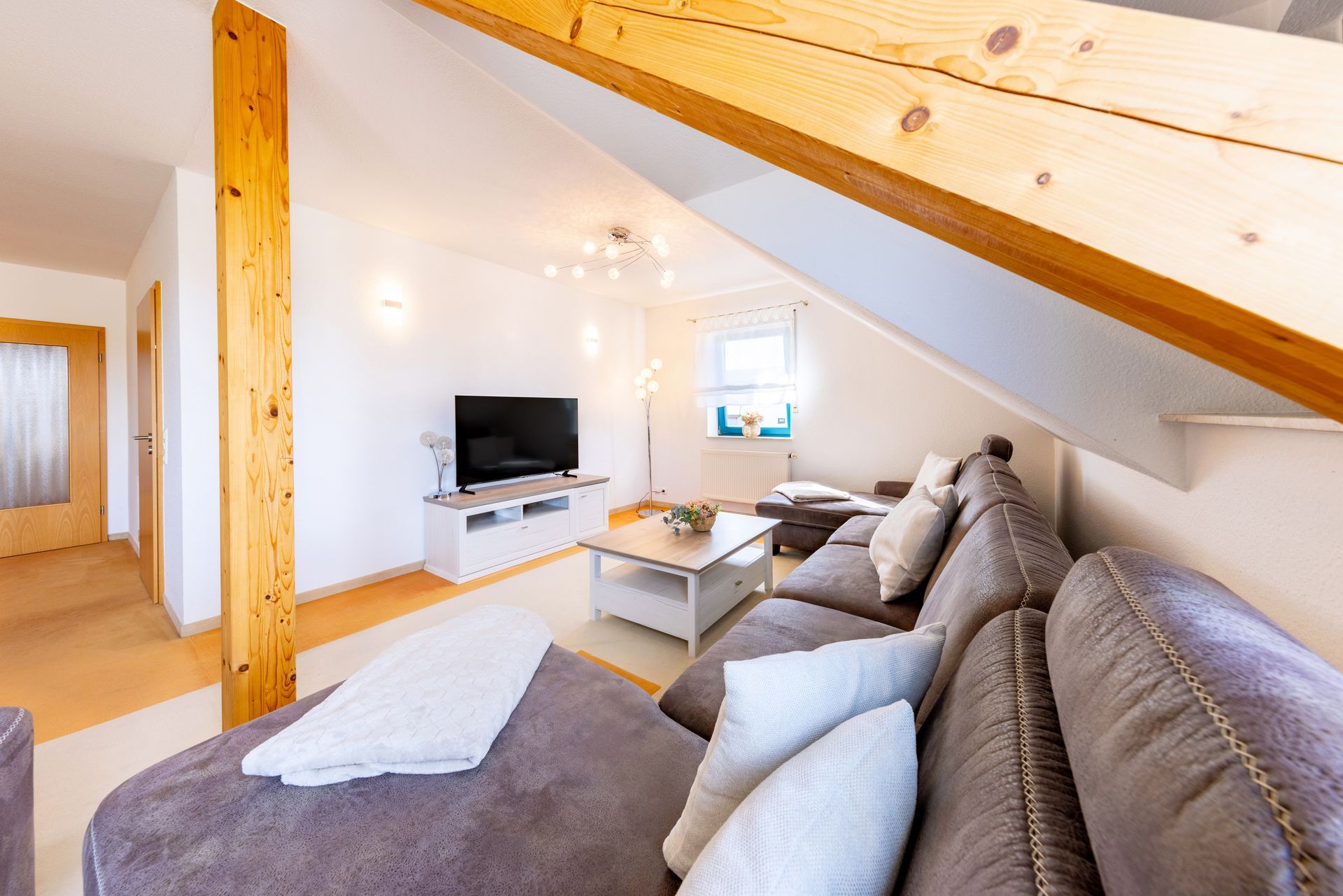 Ferienwohnung Hainleiteblick - Wohnlandschaft mit TV