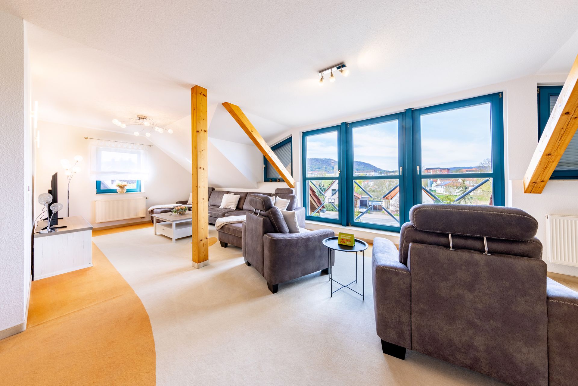 Ferienwohnung Hainleiteblick - Blick zum Fenster mit Wohnlandschaft