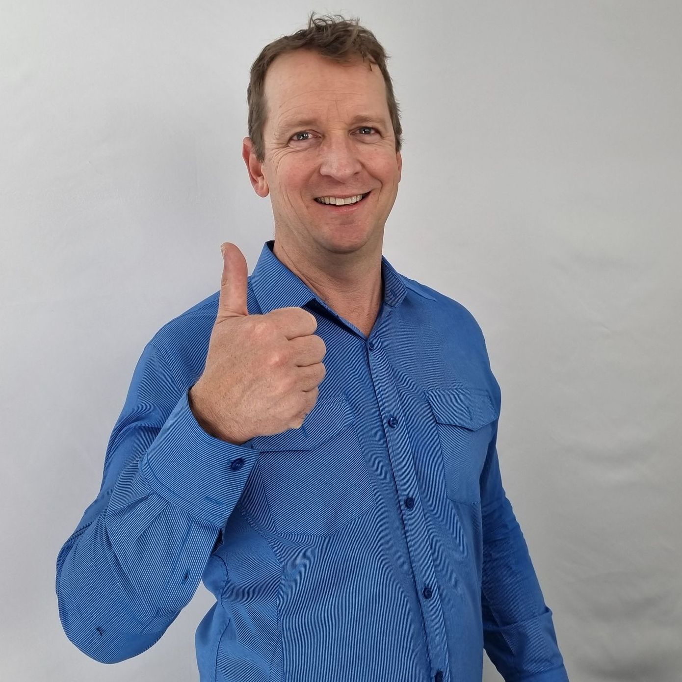 Xero bookkeeper - A man in a blue shirt is giving a thumbs up sign.