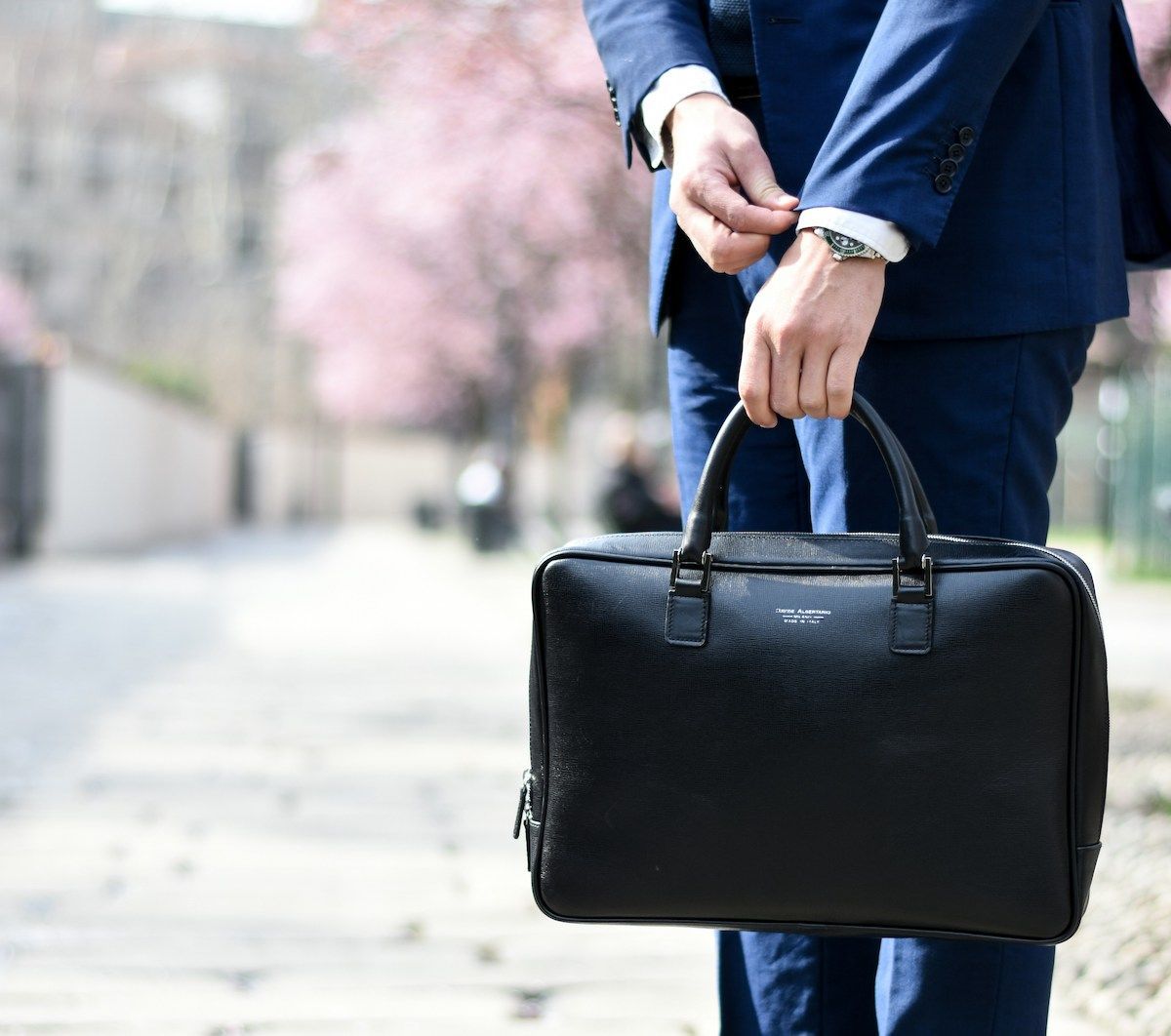 Executive contracting, exploring the pros and cons