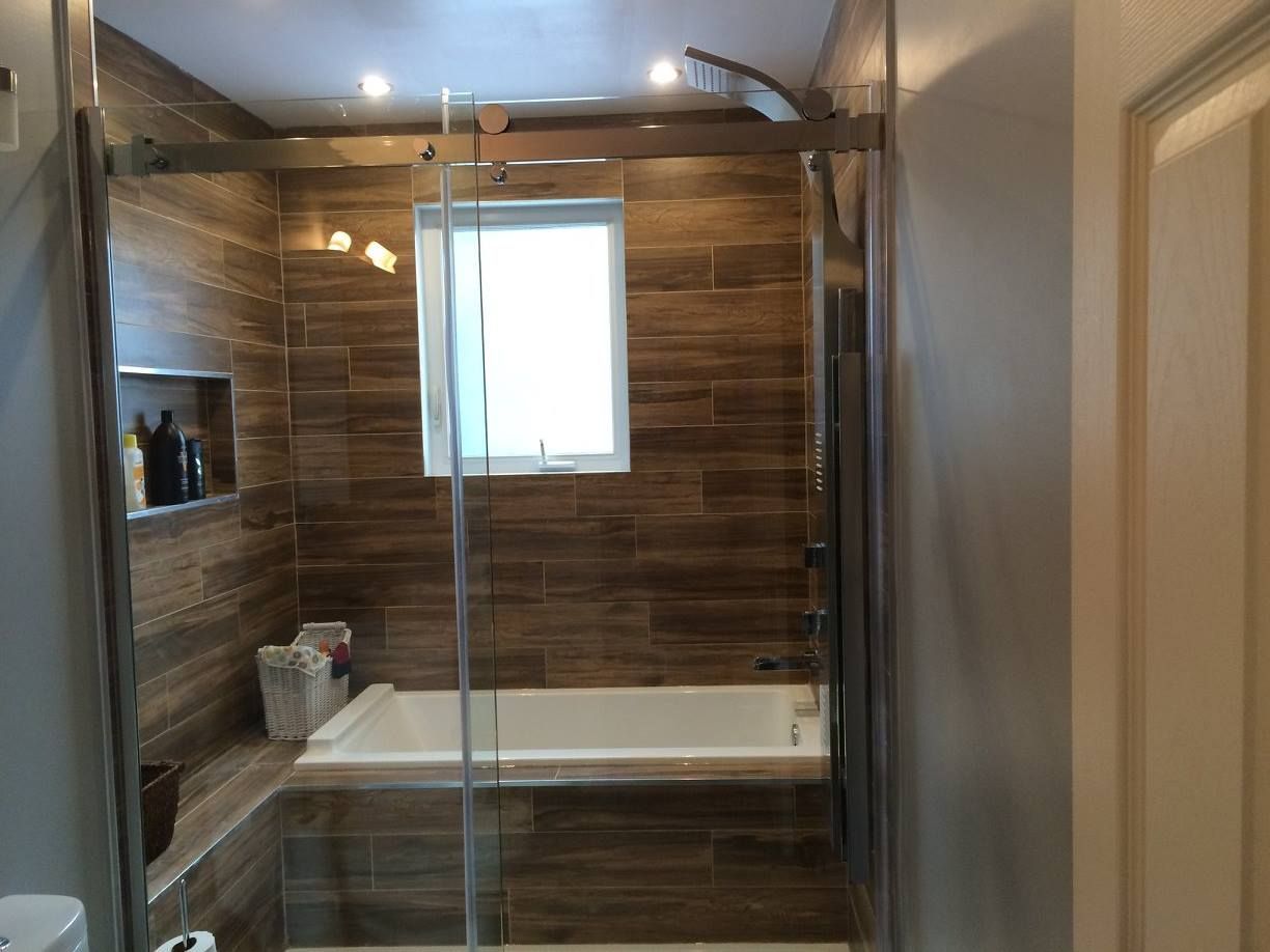 Une salle de bain avec baignoire et douche avec fenêtre