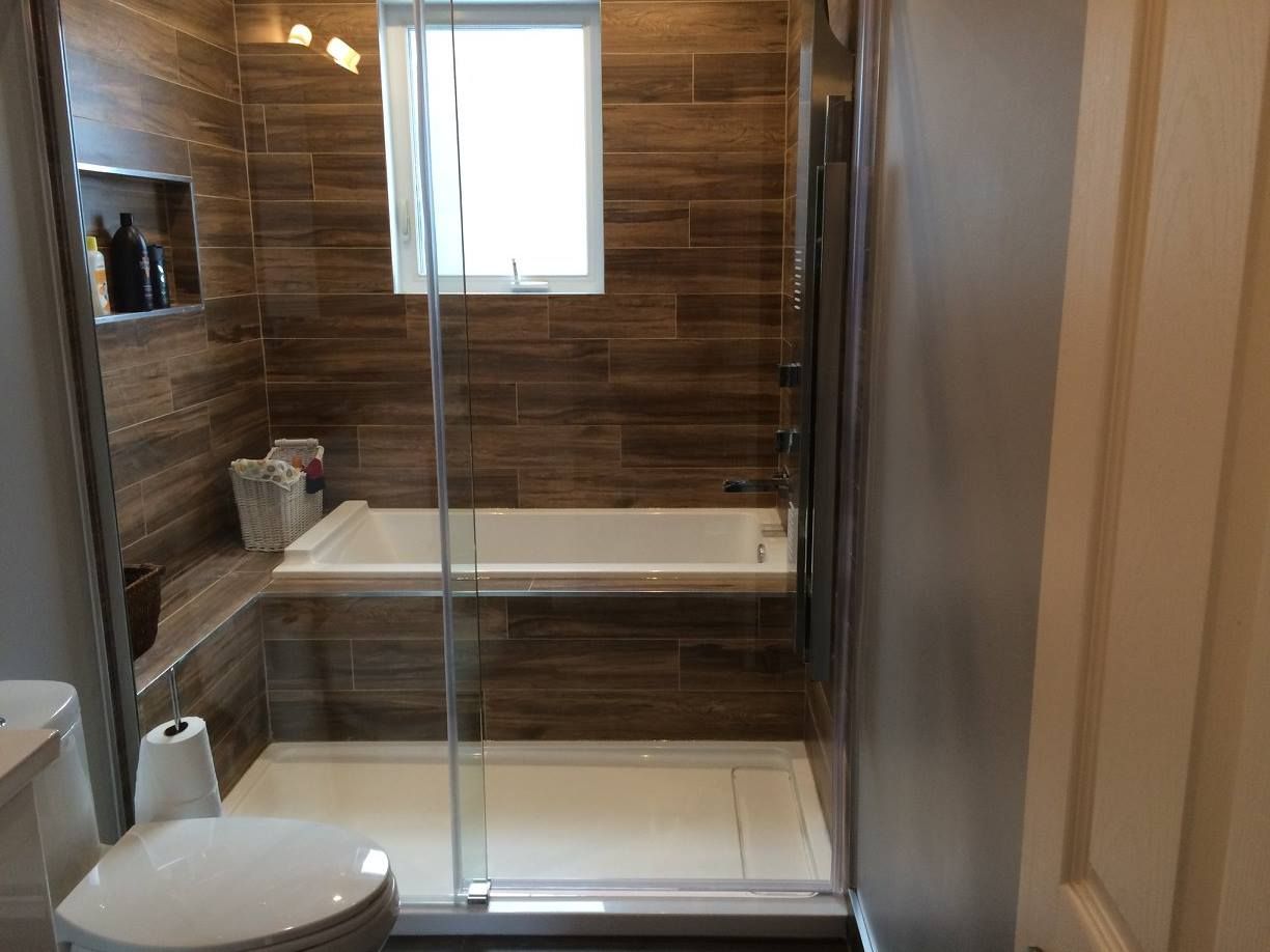 Une salle de bain avec WC, baignoire, douche et fenêtre.