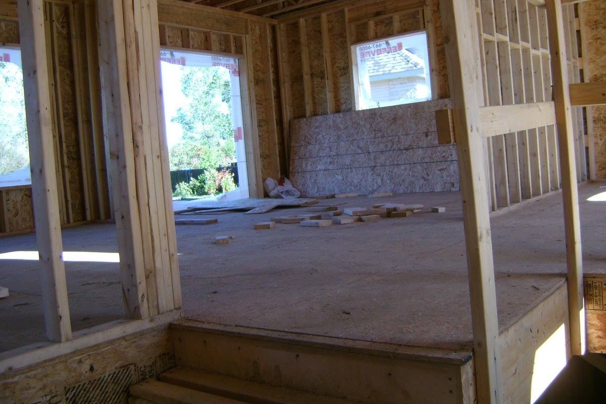 Une pièce dans une maison en construction