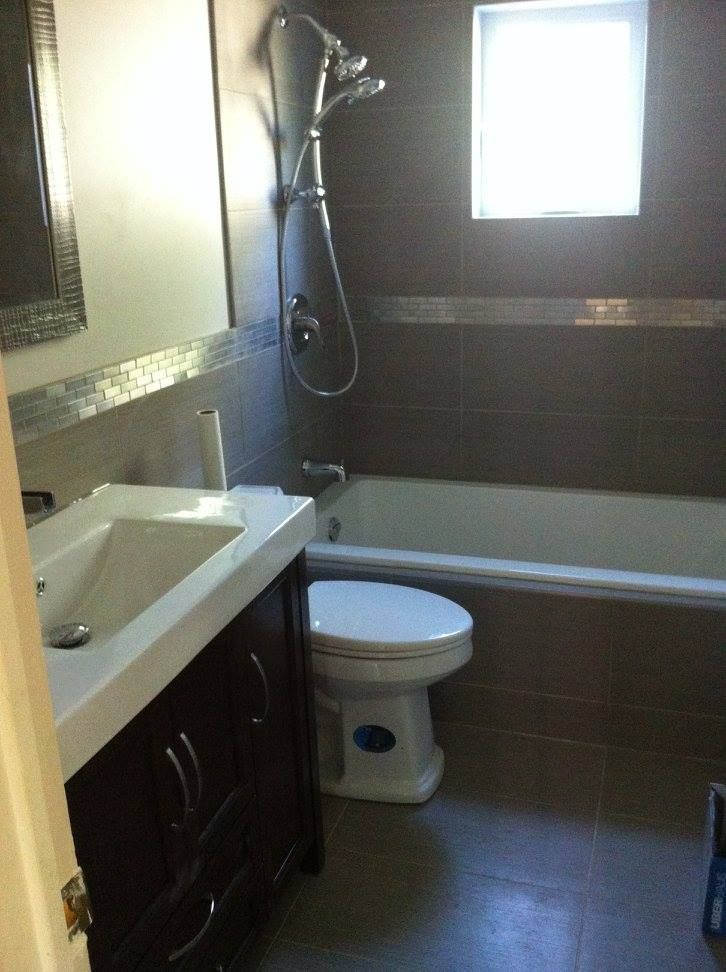 Une salle de bain avec des toilettes, un lavabo et une baignoire