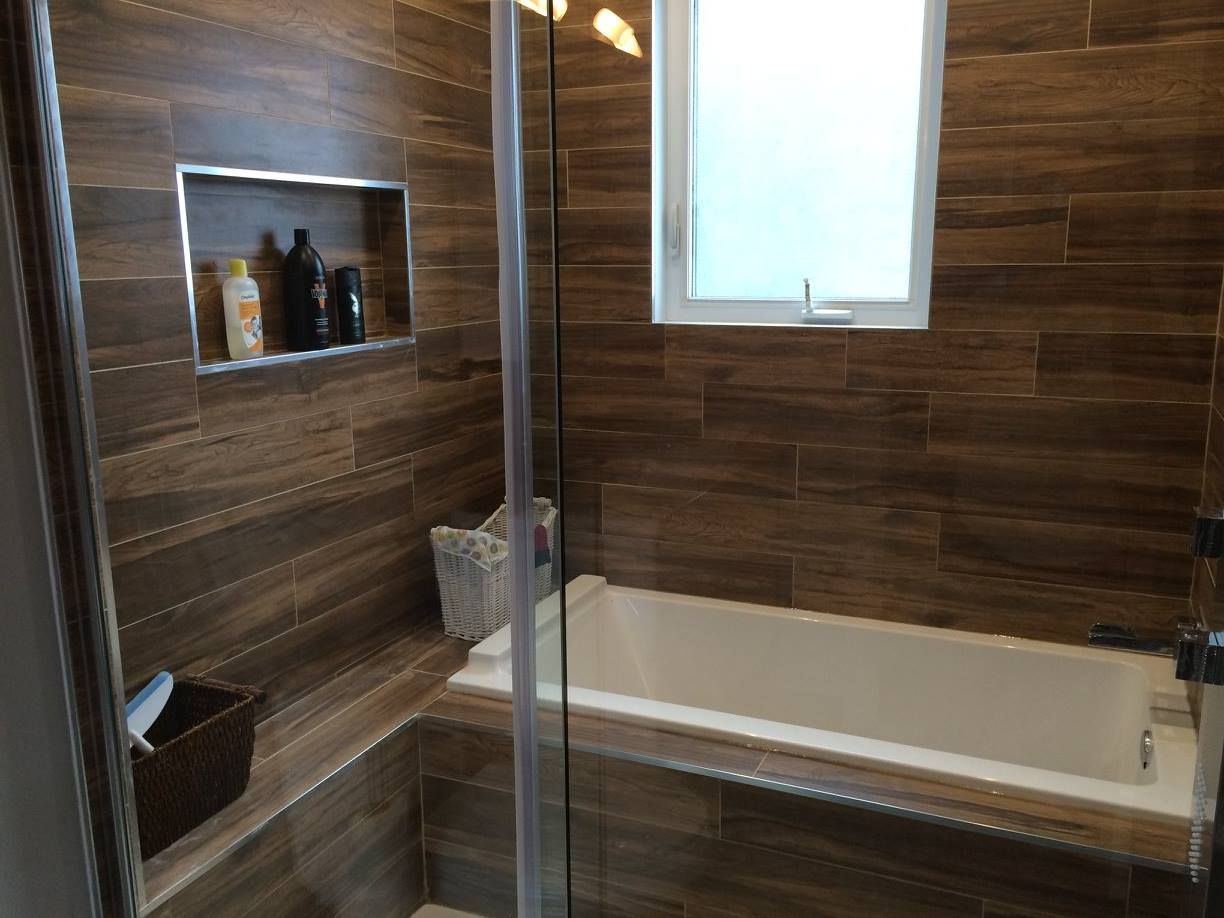 Une salle de bain avec baignoire, douche et fenêtre.