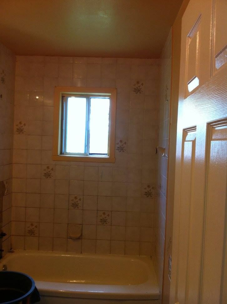 Une salle de bain avec baignoire et fenêtre.