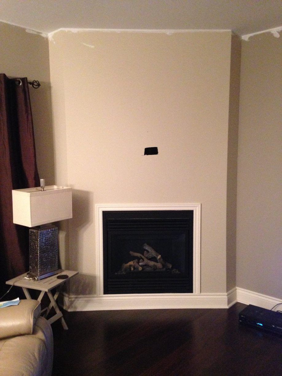 Un salon avec une cheminée et une lampe.