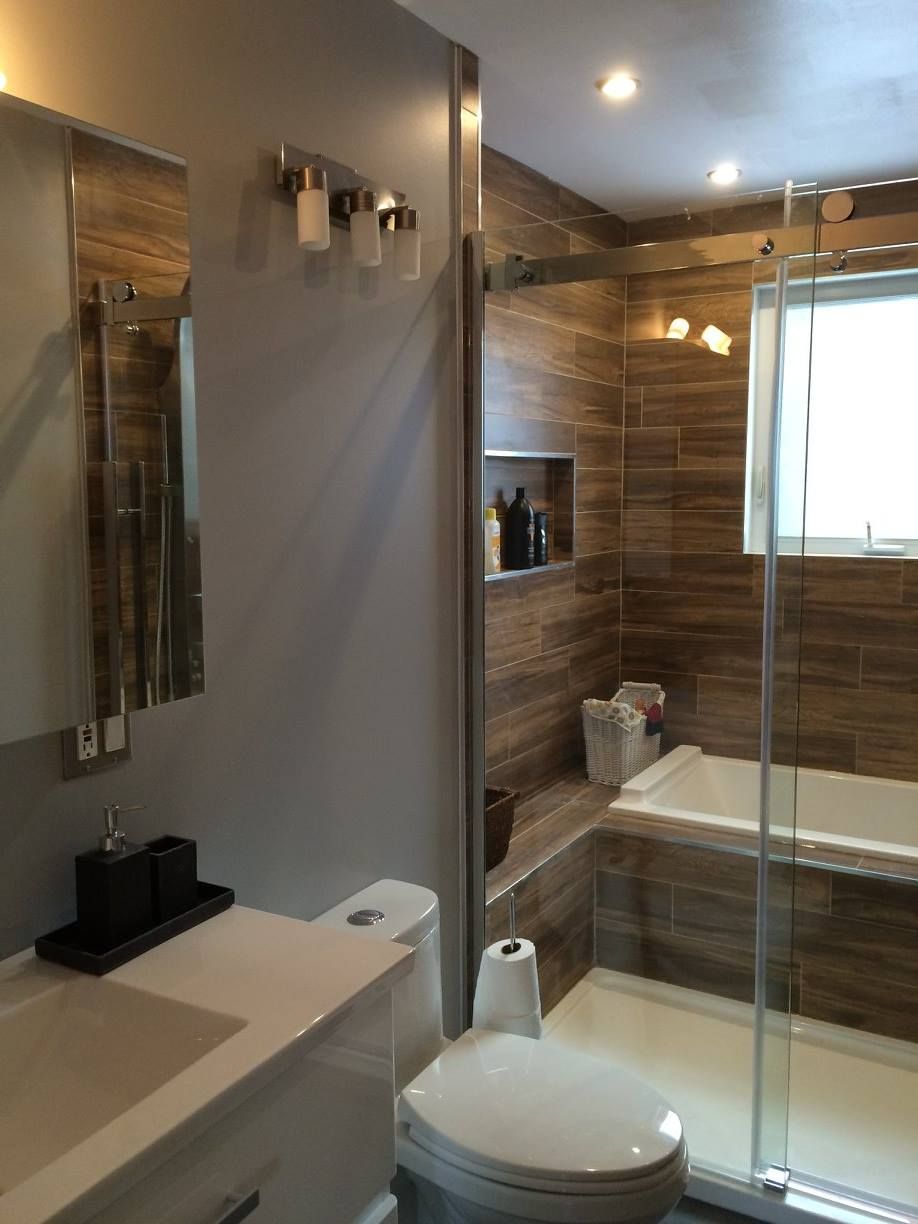 Une salle de bain avec des toilettes, un lavabo et une baignoire