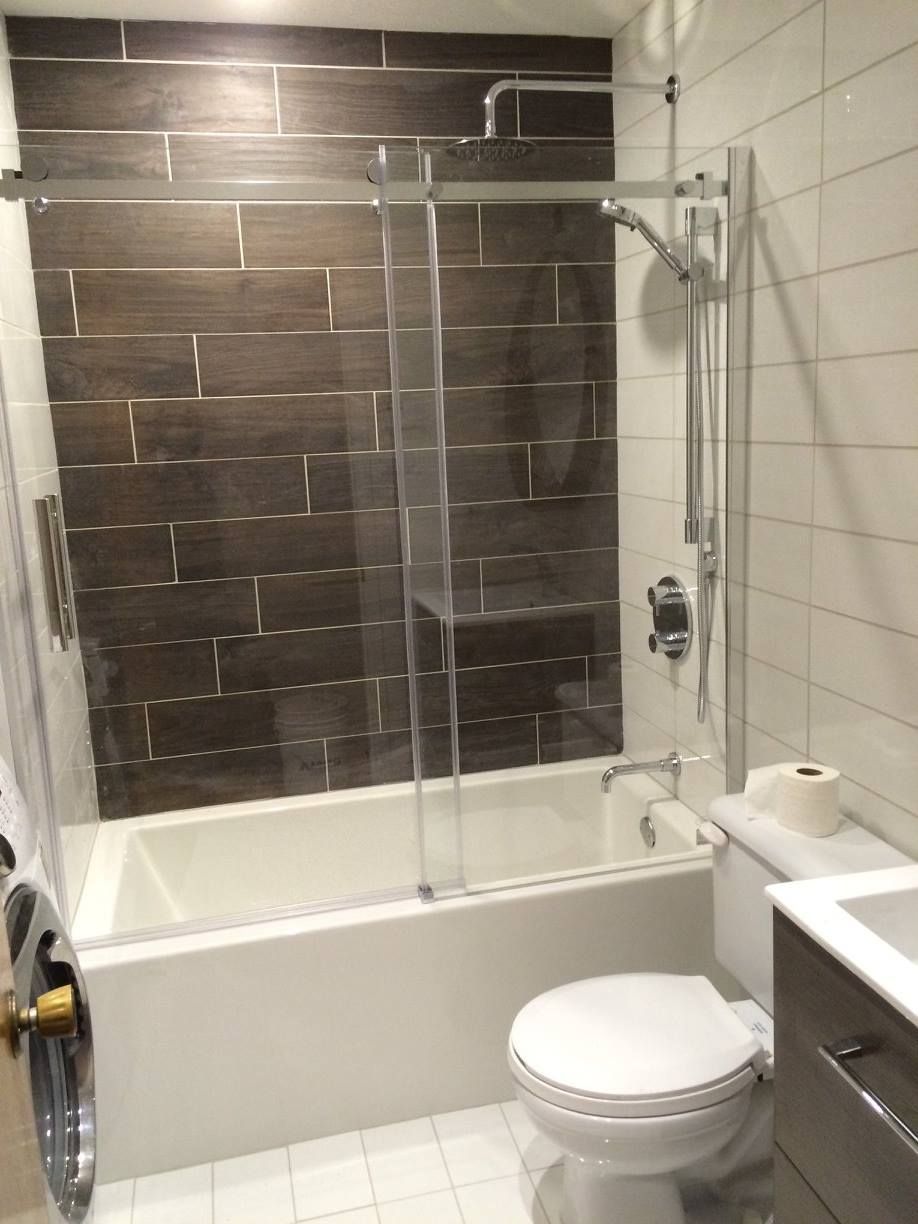 Une salle de bain avec toilettes, baignoire, douche et lavabo