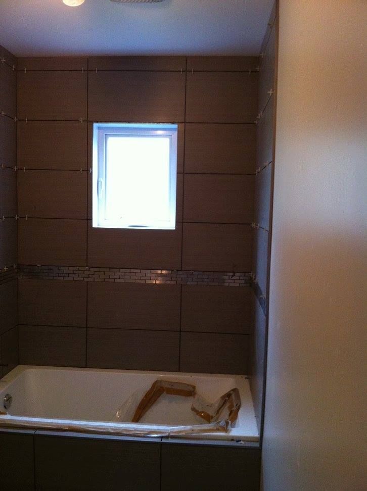 Une salle de bain avec baignoire et fenêtre.