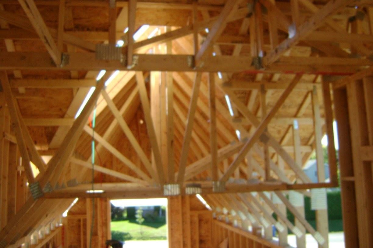L'intérieur d'un bâtiment en bois en construction