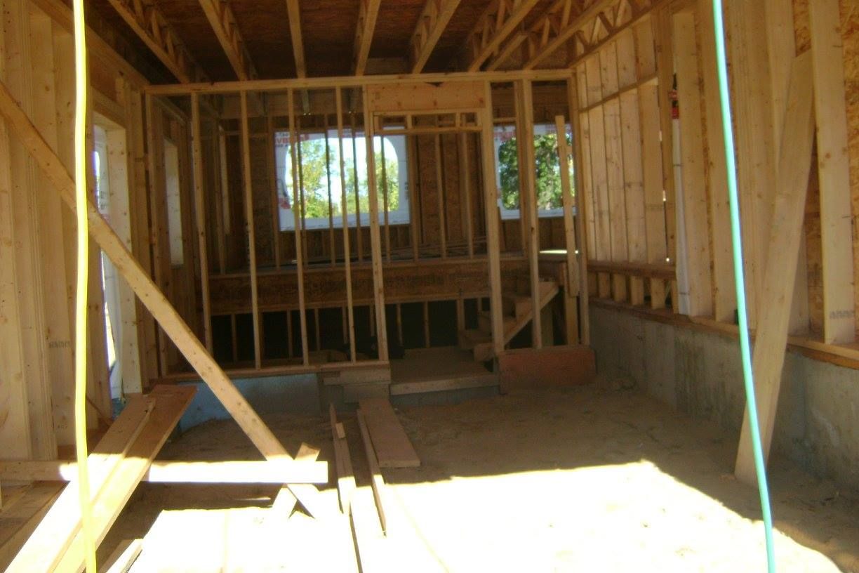 Une pièce dans une maison en construction