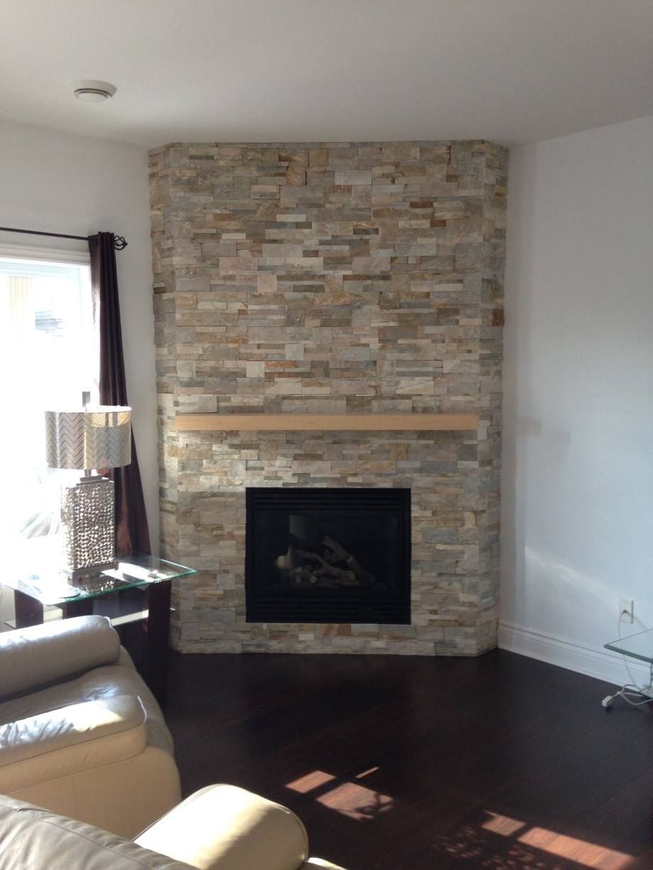 Un salon avec une cheminée et un canapé