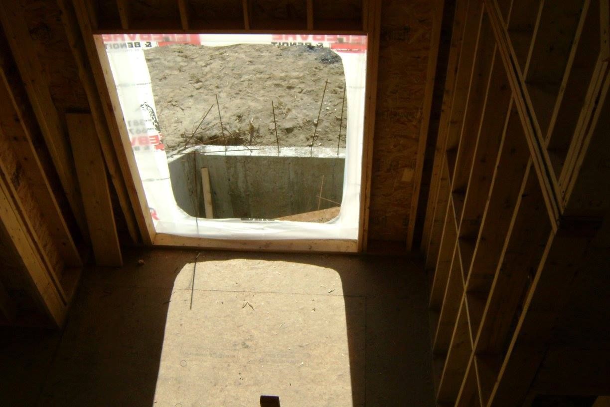 Il y a un trou dans le mur qui ressemble à un trou dans le sol.