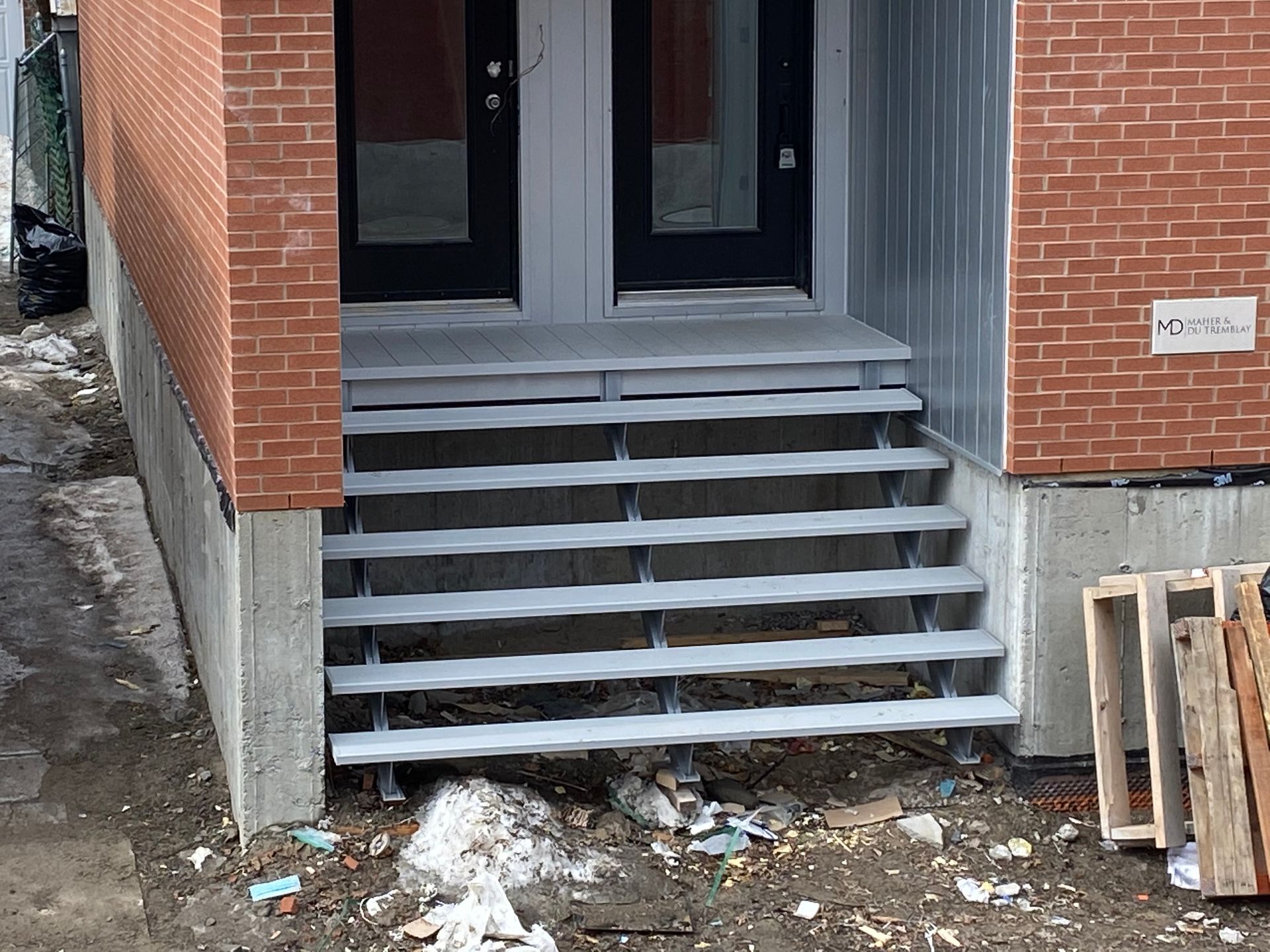 Un escalier menant à un bâtiment en briques