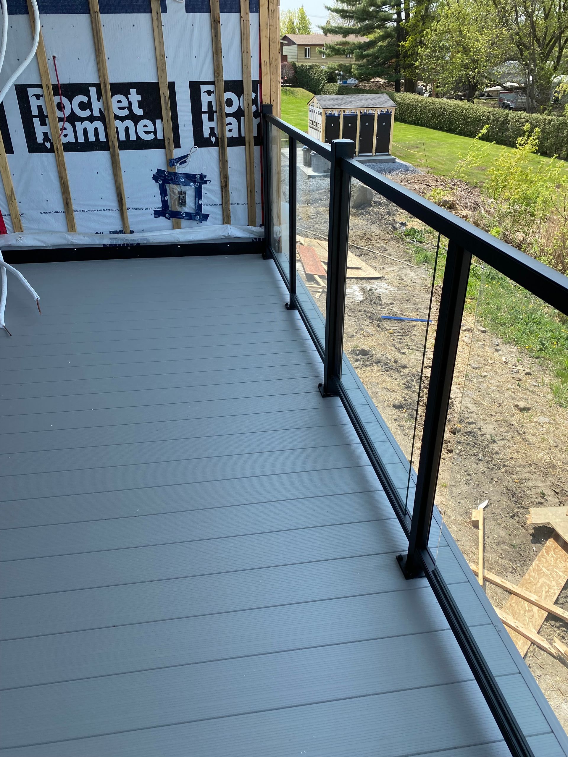 Un balcon avec une balustrade noire est en construction