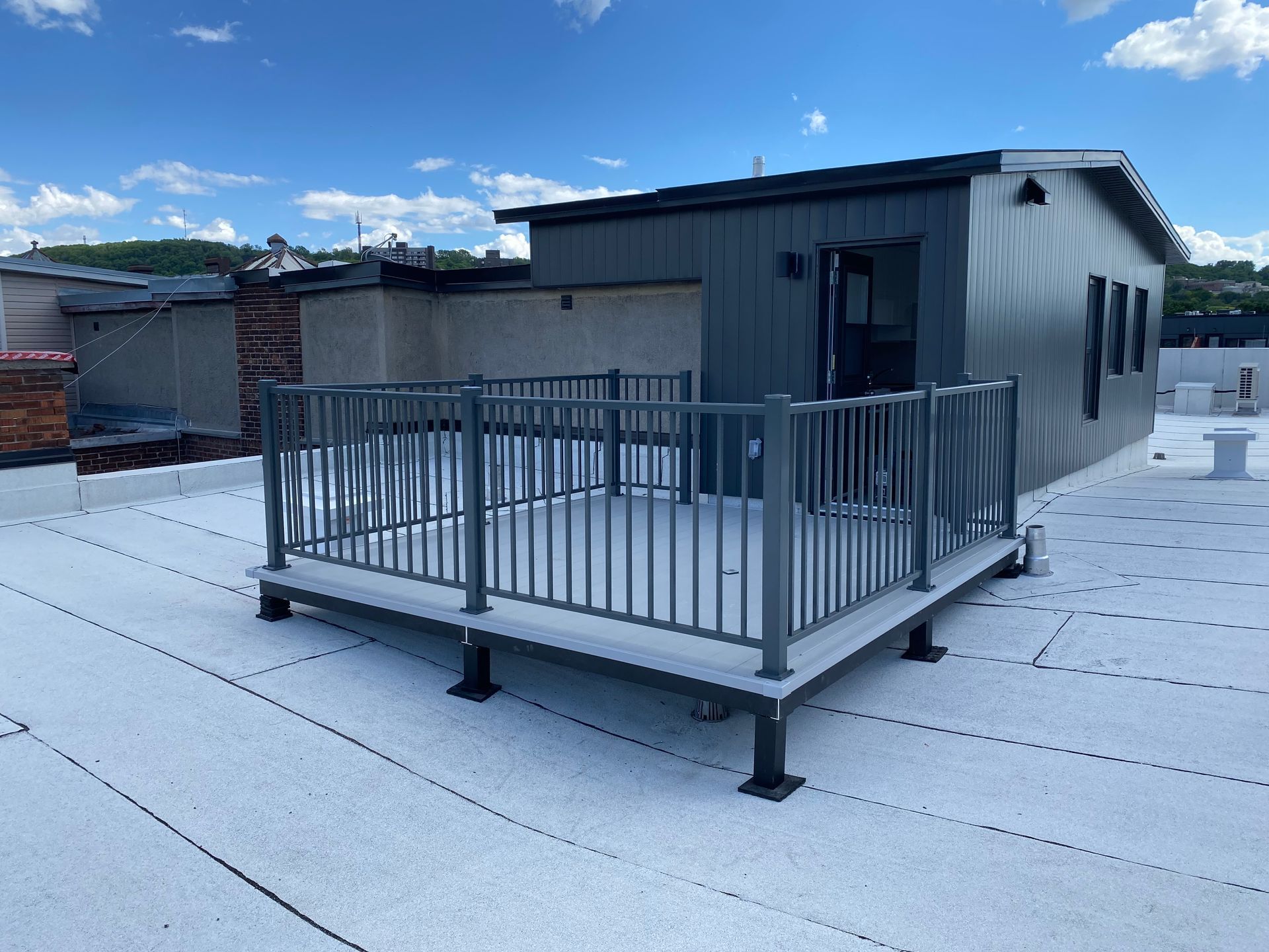 Il y a un balcon sur le toit d'un immeuble.