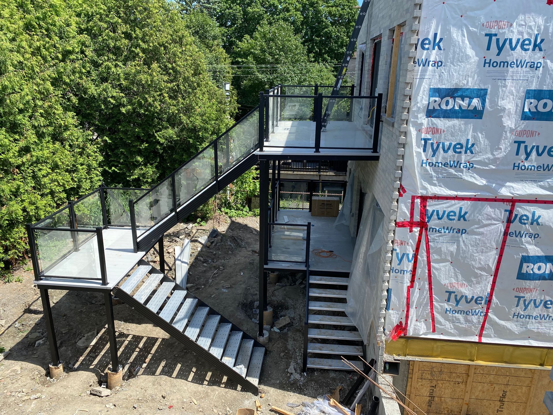 Une vue aérienne d'une maison en construction avec une terrasse et des escaliers