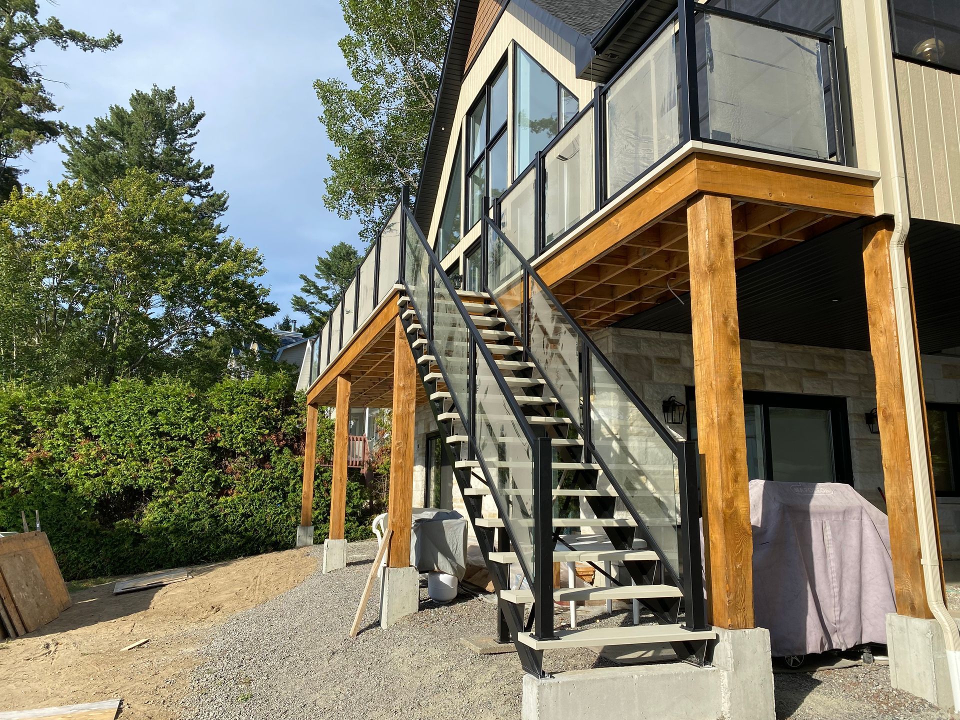 Il y a des escaliers qui mènent au deuxième étage d'une maison.