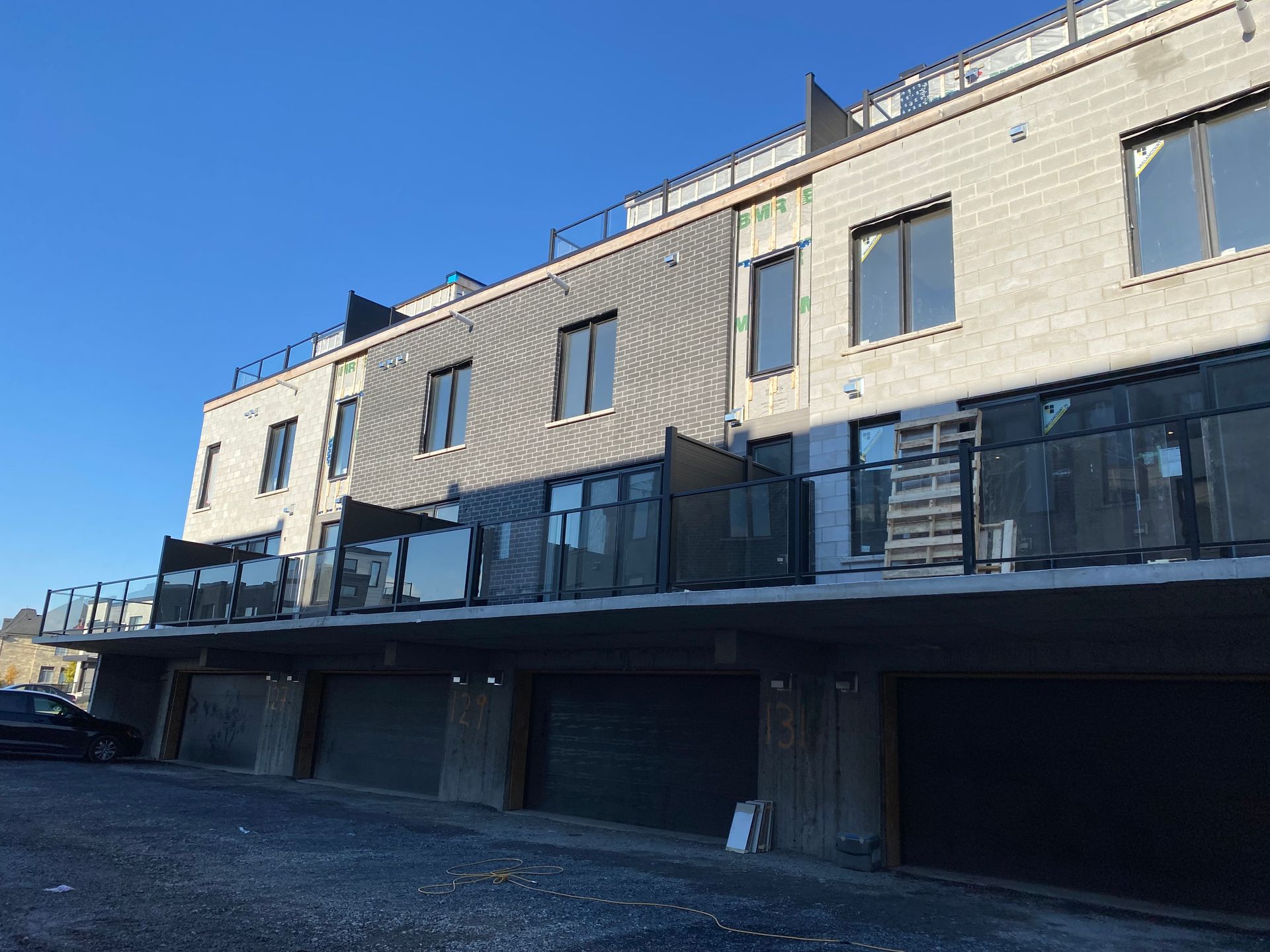 Un grand bâtiment avec beaucoup de fenêtres et un balcon.