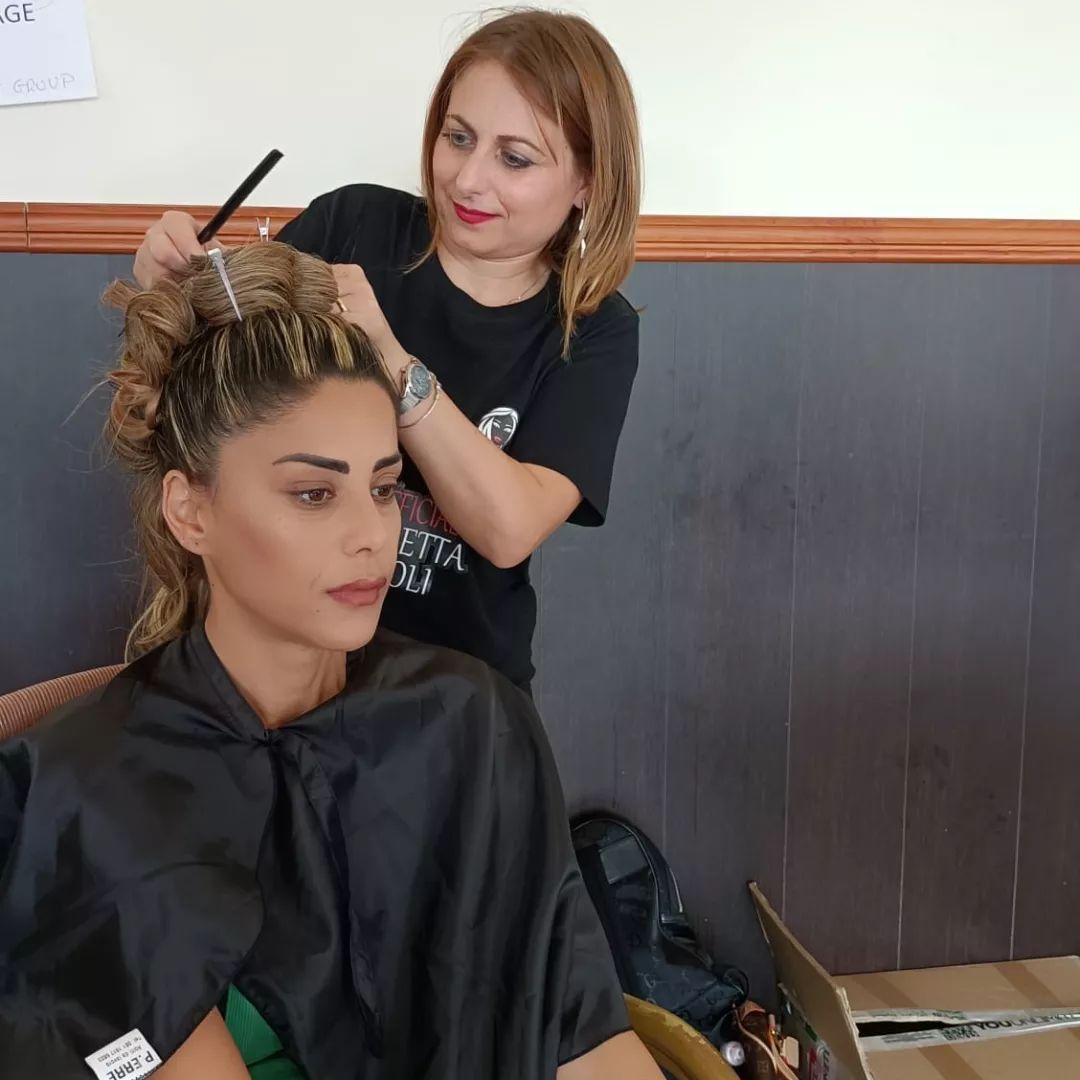 donna con capelli colorati