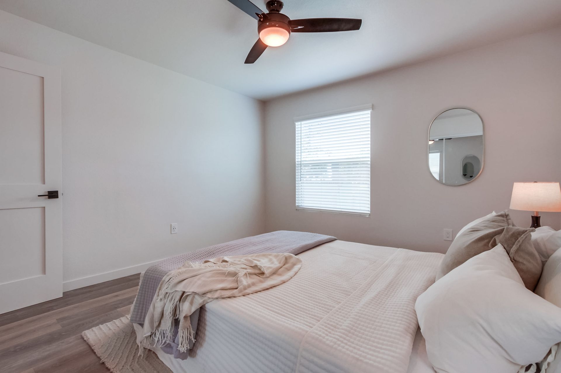 Photo showing a bedroom with a ceiling fan